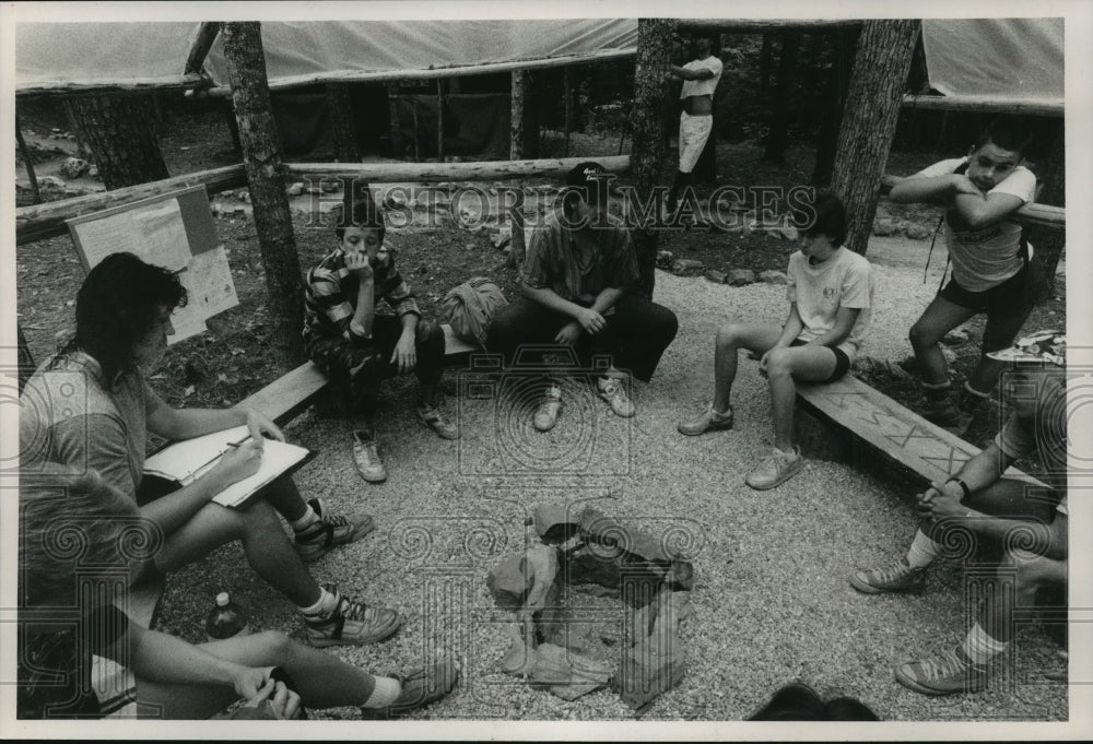 1988 Press Photo Alabama-Glenwood camp leader has his youth huddle up. - Historic Images