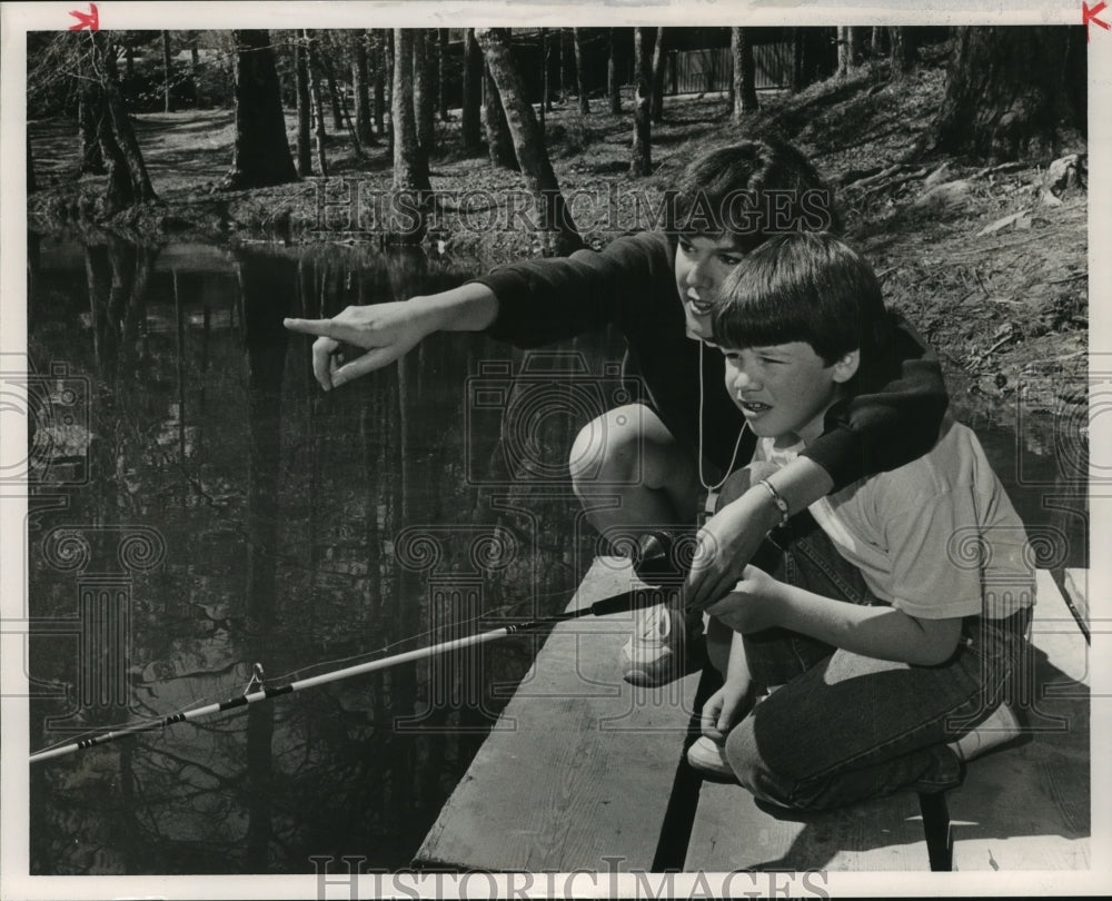 1986 Press Photo Alabama-Camp Smile-A-Mile counselor and boy try out fishing. - Historic Images