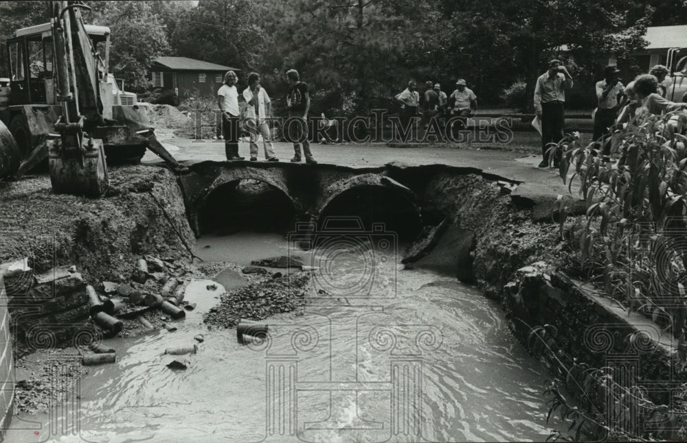 1979 Press Photo Third Street NW Pipes Washed Out in Flash Flood, Center Point - Historic Images