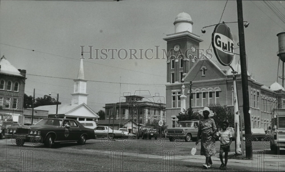 1978 Press Photo Strolling in Downtown Centreville, Alabama - abna09588 - Historic Images