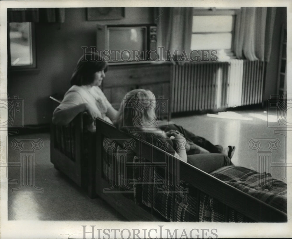 1977 Press Photo Women relax at Alabama Training School for Girls at Chalkville. - Historic Images