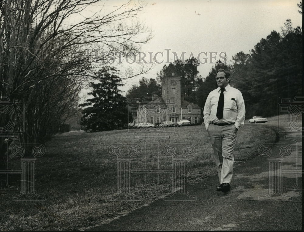 1983 Press Photo Alabama- Richard Ray on campus of Chalkville School for girls. - Historic Images