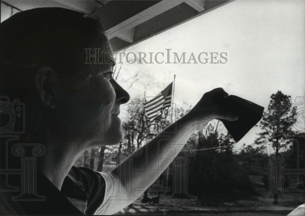 1981 Press Photo Alabama-Chandler Mountain Leois Smith rings lunchtime bell. - Historic Images