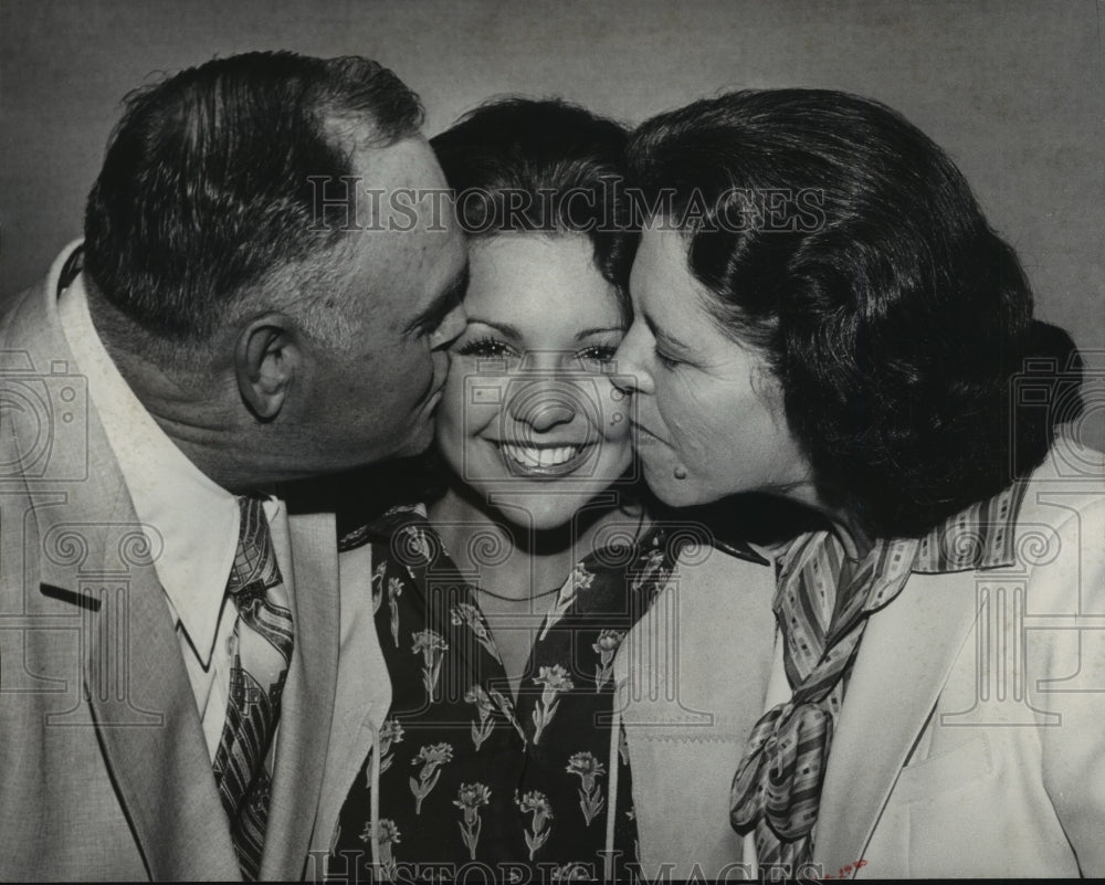 1978 1978 Miss Alabama Teresa Cheatham Gets a Kiss From Mom and Dad-Historic Images