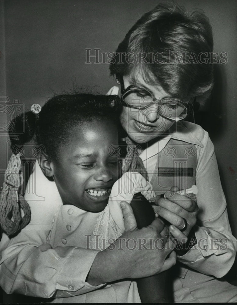 1978 Press Photo Nurse Tracy Hudgins Gives Josetta Terrell Vaccination, Alabama - Historic Images