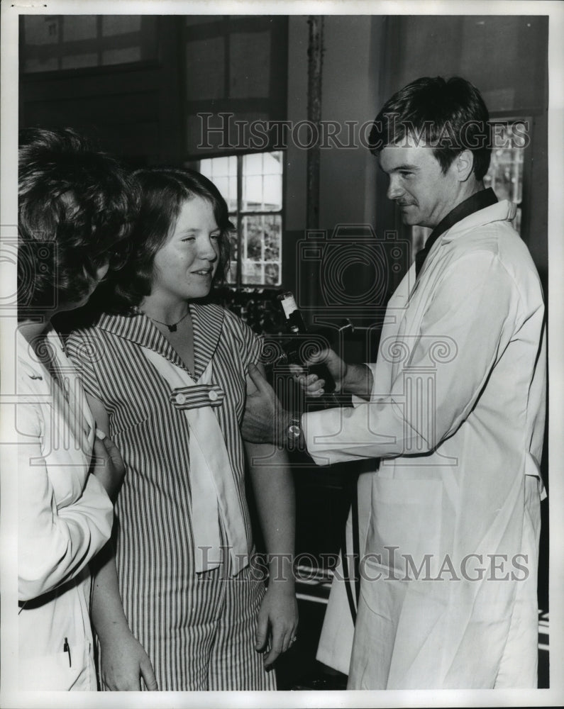 1978 Press Photo Ellen Beverly Closes Her Eyes Before Vaccination, Alabama - Historic Images