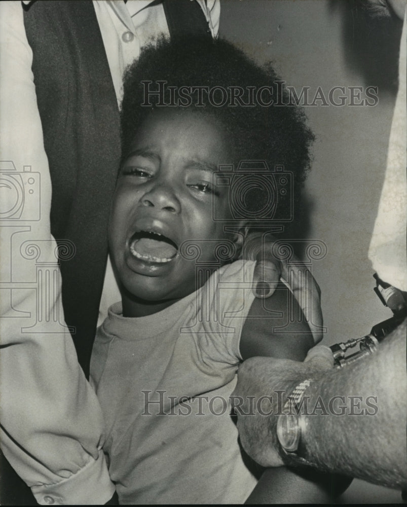 1977 Press Photo Rodney Nelson Reacts to Getting Vaccination in Alabama - Historic Images