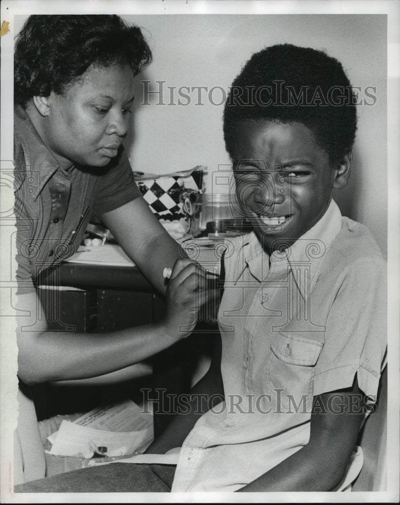 1978 Alabama-Jesse Bernard Johnson gets shot from Carolyn Johnson.-Historic Images