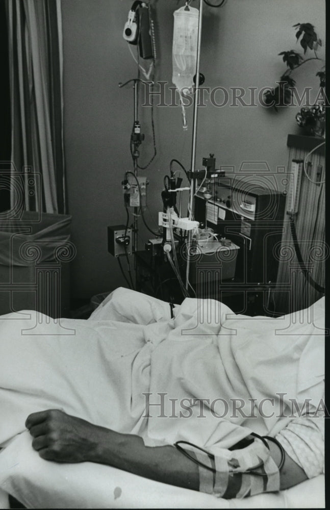 1981 Press Photo-Patients like this receiving treatment at UAB Dialysis Center.-Historic Images