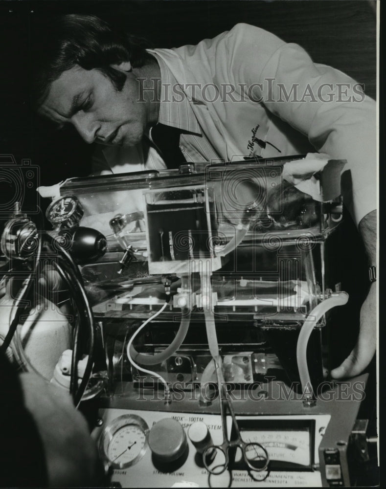 1978 Press Photo Alabama-Hardin examines donor kidney as it is loaded at airport - Historic Images