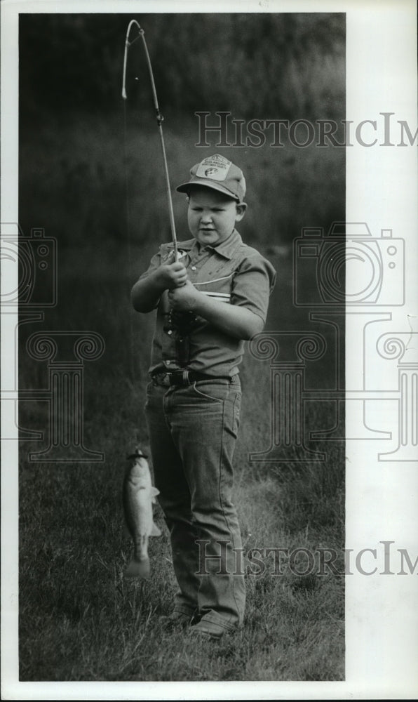 1981 Press Photo Alabama-Leukemia patient, Stevie Adams catching a bass. - Historic Images