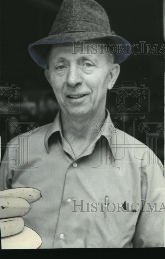 1971 Press Photo Alabama-Harpersville Mayor, J.W. Donohoo weighs bananas.-Historic Images