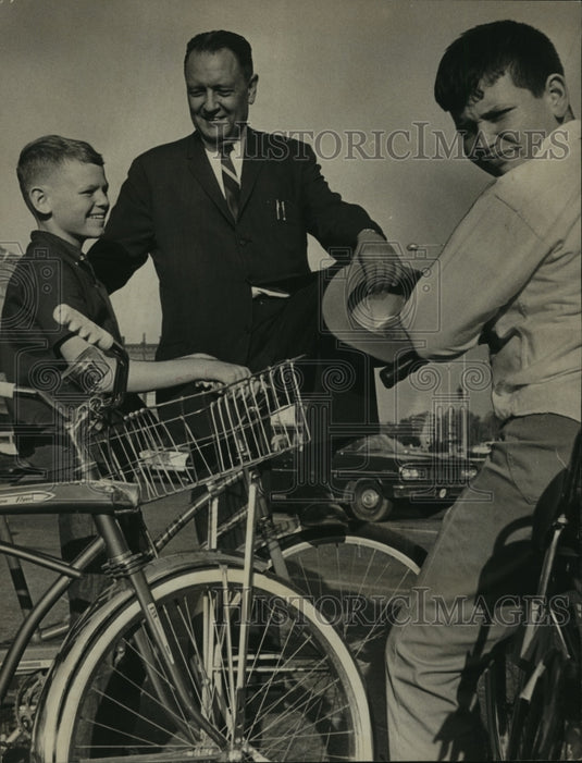 1966 Press Photo Alabama-Carl Elliott, candidate for Gov, talks to youngsters. - Historic Images