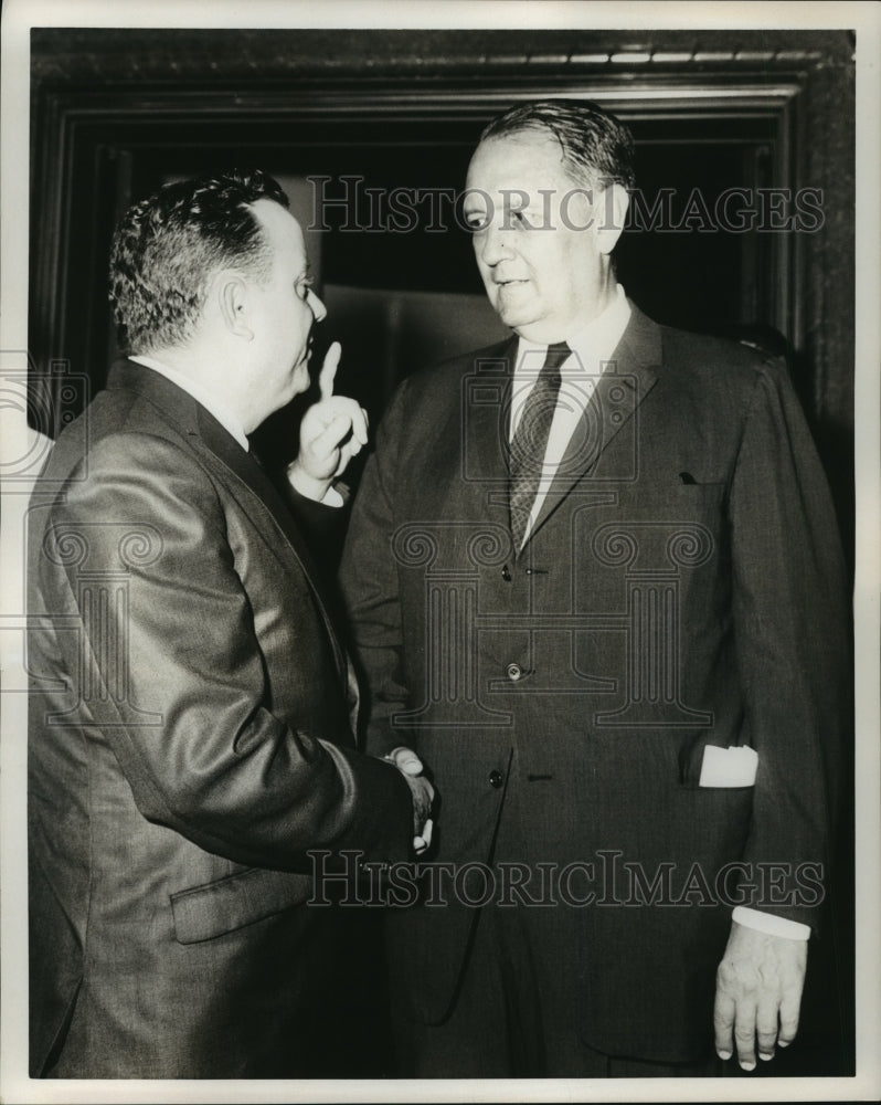 1966 Press Photo Carl Elliott, candidate for Governor of Alabama campaigning. - Historic Images