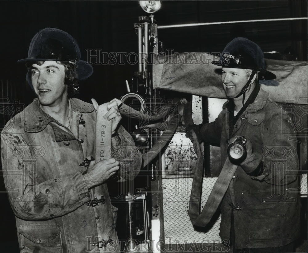 1979 Press Photo Alabama-Corner Volunteer firemen,Terry Glover and Gary Rouse. - Historic Images