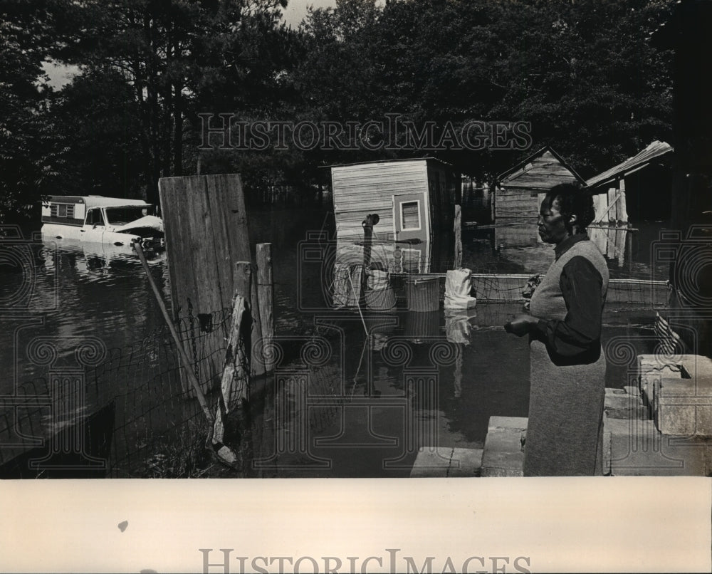 1983 Press Photo Addie Scott watches as Tombigbee inches to home Greene County - Historic Images