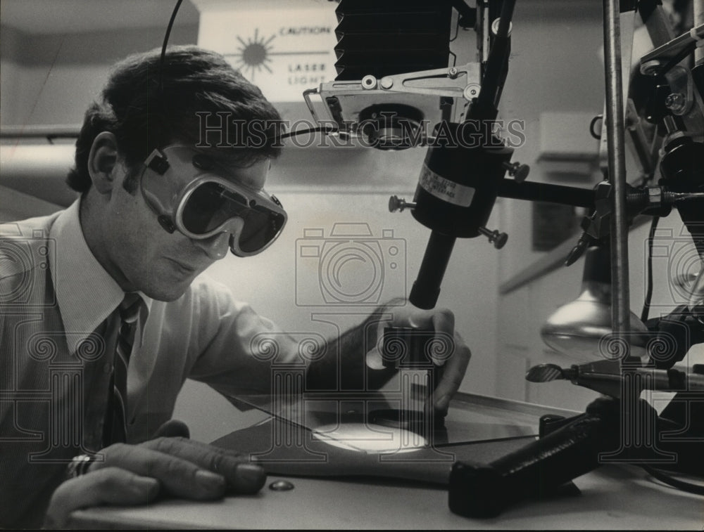 1982 Press Photo John Vaughn Photographs Fingerprints in Jasper, Alabama - Historic Images