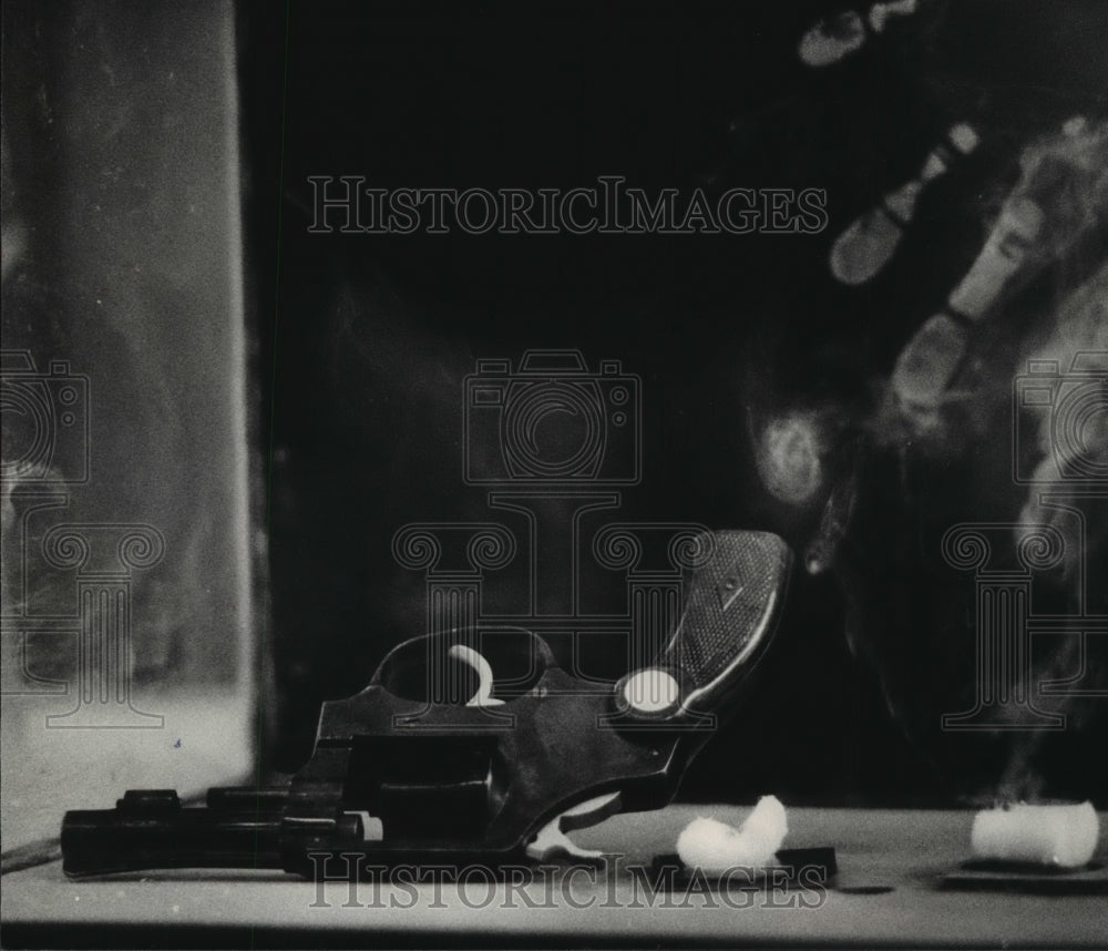 1983 Press Photo "Super Glue" Makes Fingerprints Appear on Objects, Alabama - Historic Images