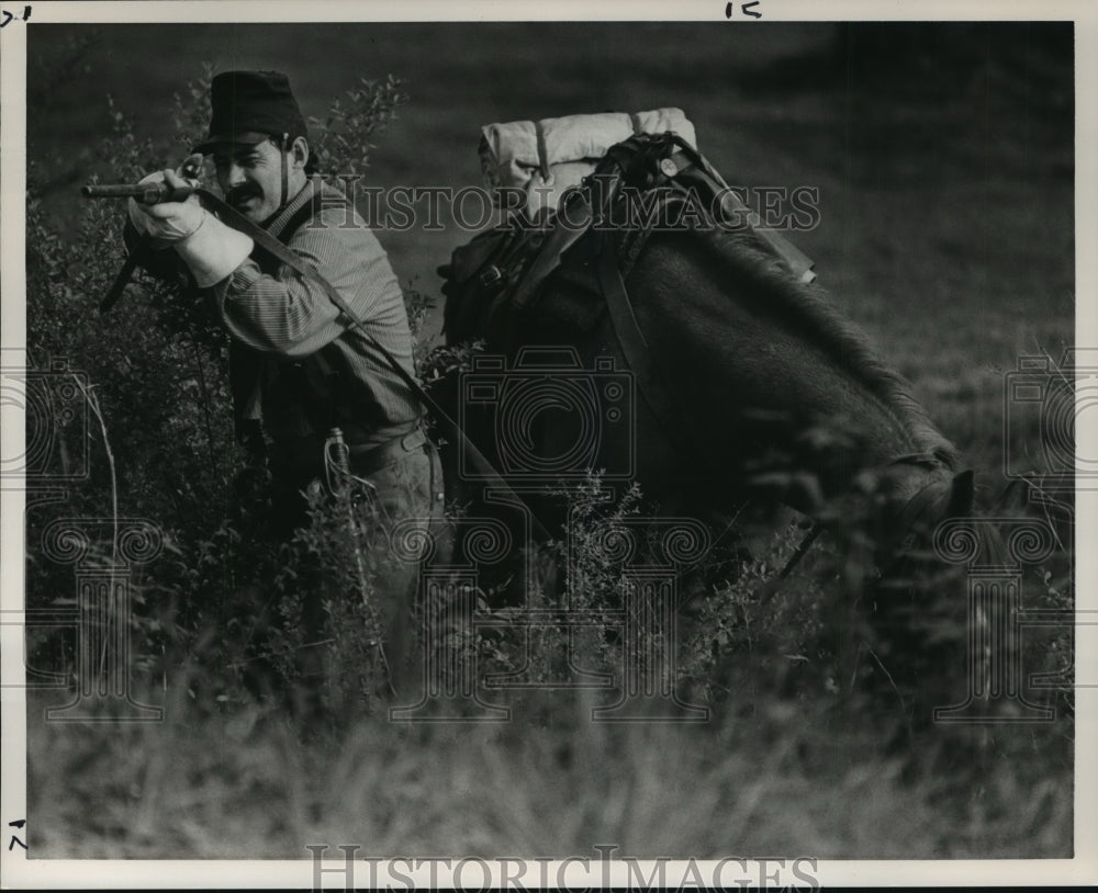 1990 Press Photo Alabama-Dennis Landry takes aim in Civil War re-enactment. - Historic Images