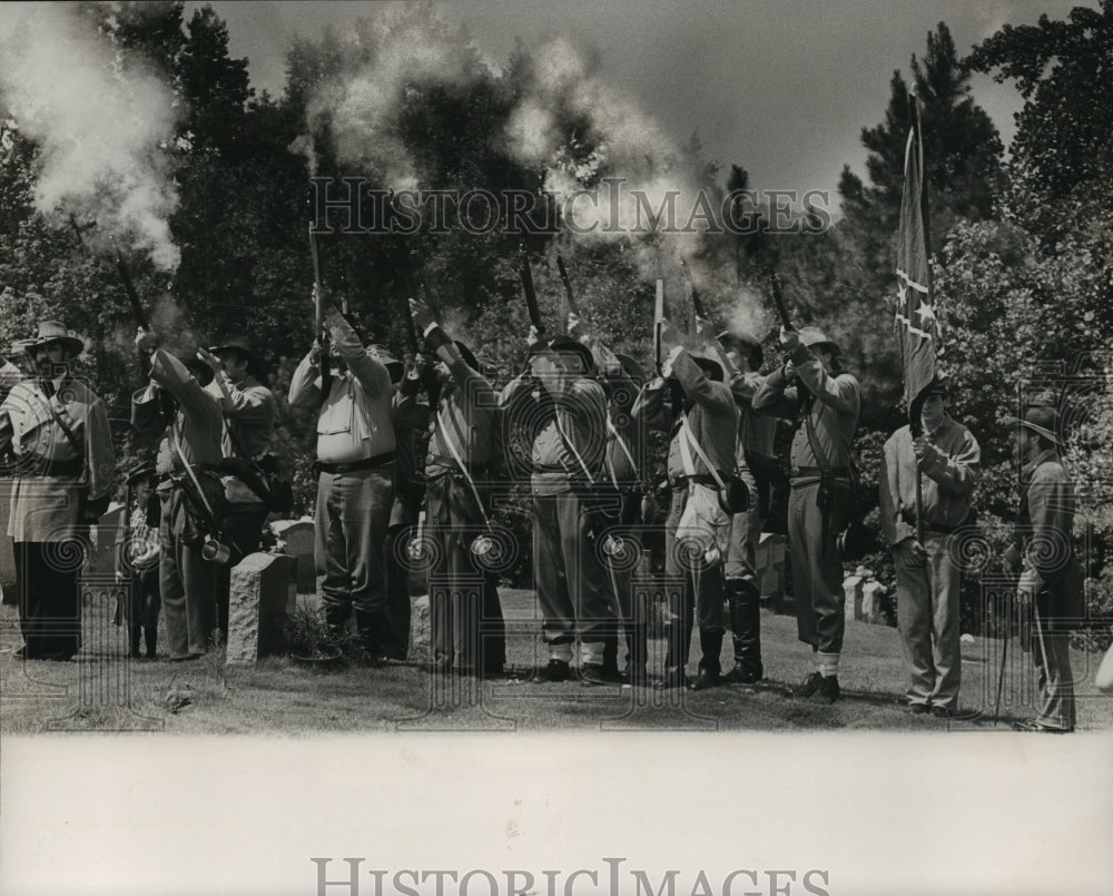 1989 Press Photo Alabama-Civil war re-enactment group fire memorial salute. - Historic Images