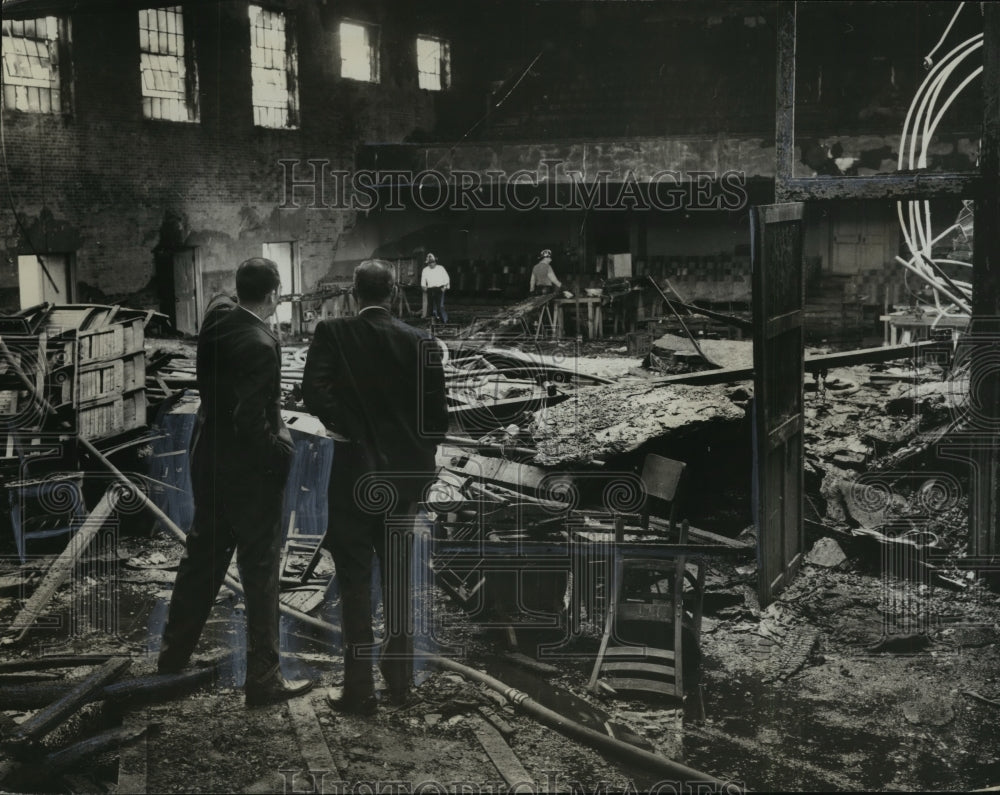 1970 Press Photo Viewing Fire Damage, Parker High School, Birmingham, Alabama - Historic Images