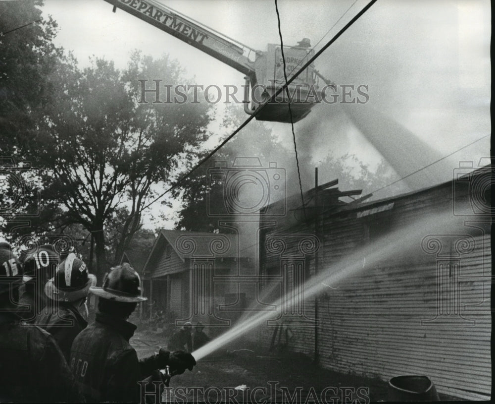 1977 Press Photo Firemen Fight Fire at Old Corner Grocery Store, Birmingham - Historic Images