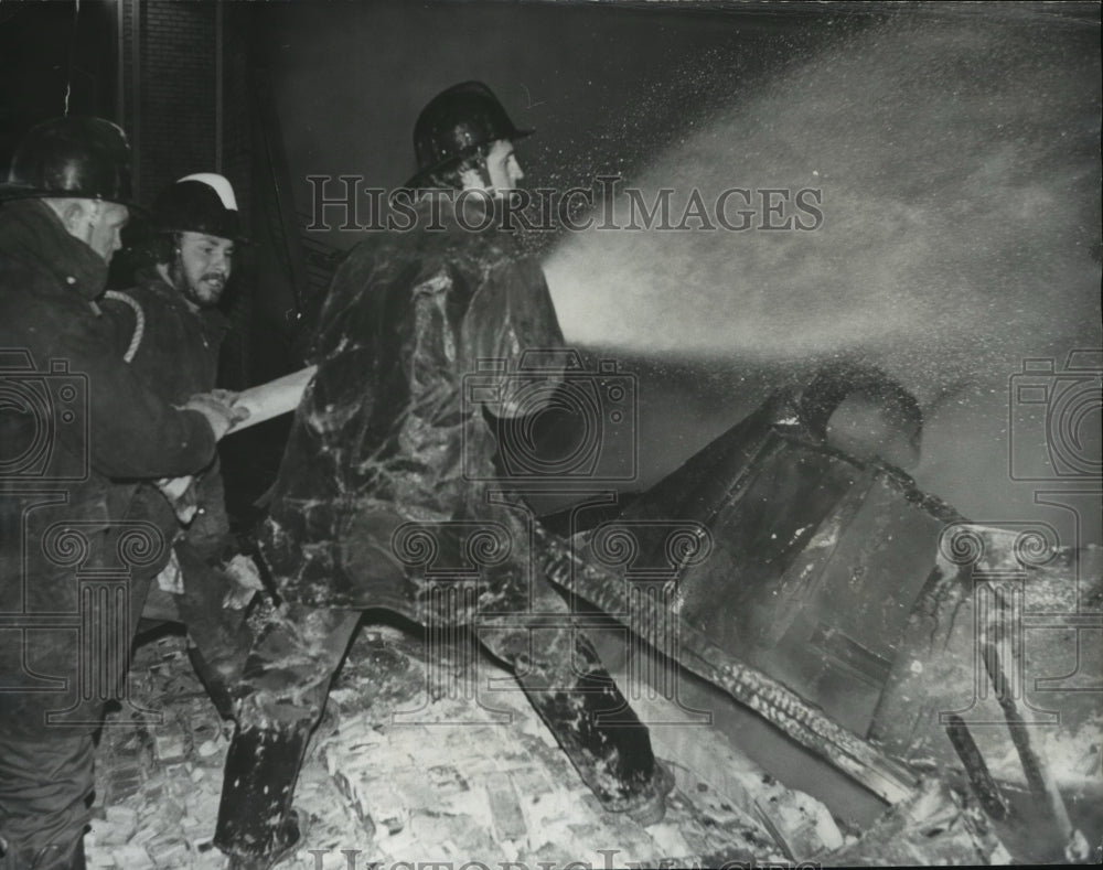 1978 Press Photo Firemen Battle Blaze, Irondale Apartments, Birmingham, Alabama - Historic Images