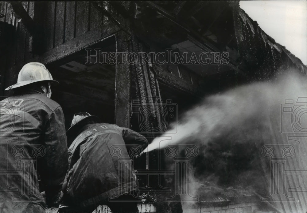 1976 Press Photo Alabama-Last flickering flames doused by Birmingham firemen. - Historic Images