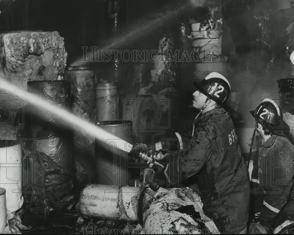 1976 Press Photo Alabama-Birmingham firemen quench blaze as paper burns. - Historic Images