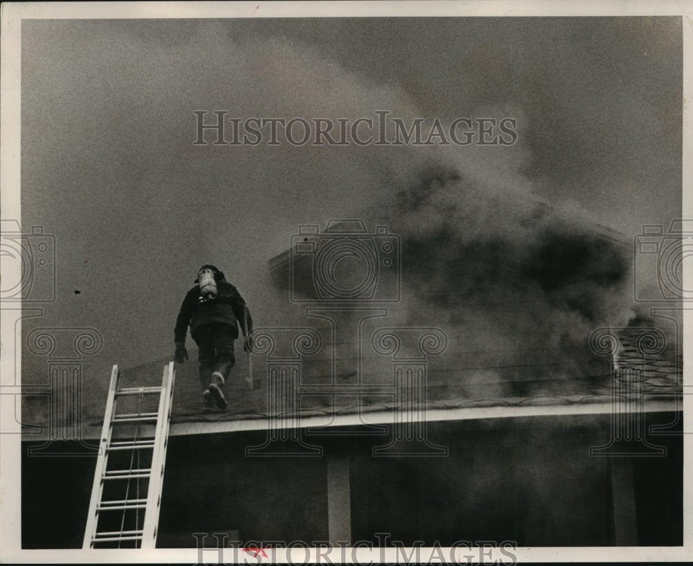 1986 Press Photo Firefighter Approaches Smoke Atop Burning House, Birmingham - Historic Images