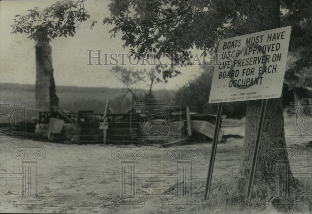 1978 Press Photo Chimney All That's Left After Shop Fire in Alabama - abna09870 - Historic Images