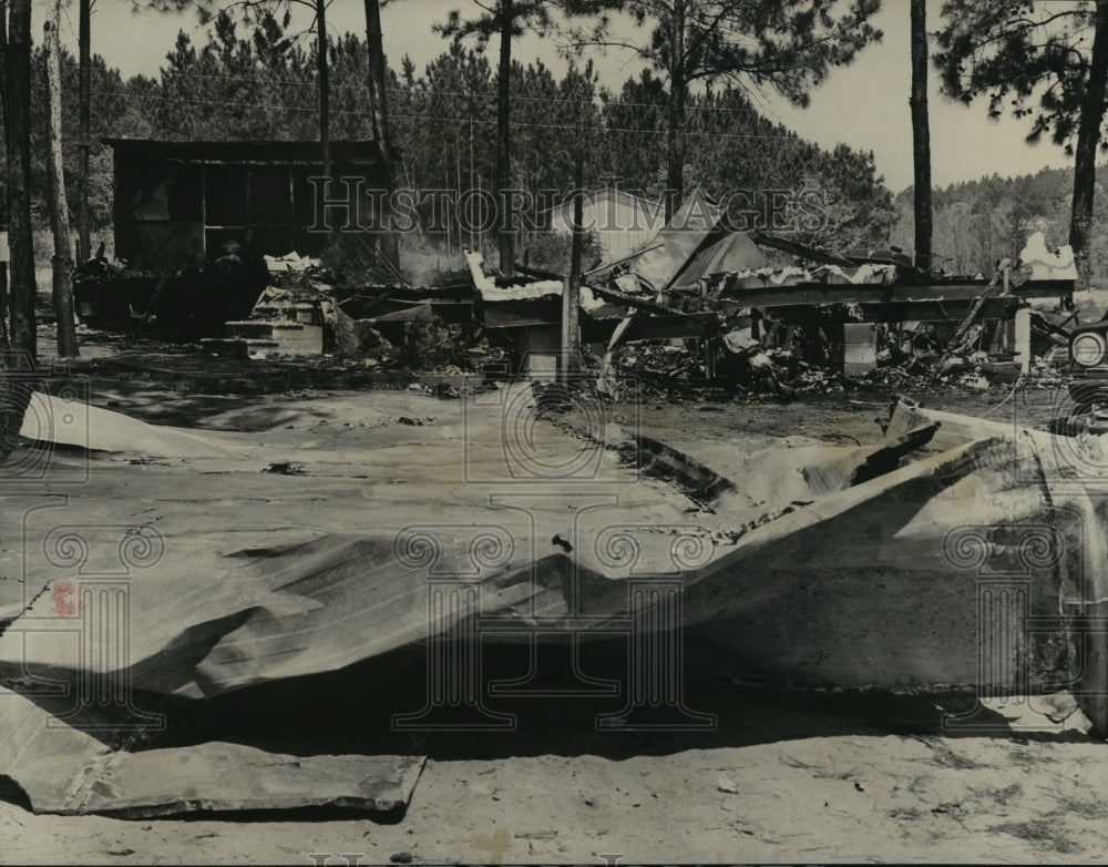 1976 Press Photo Gutted Remains of Trailer Home After Fire, Opelika, Alabama - Historic Images