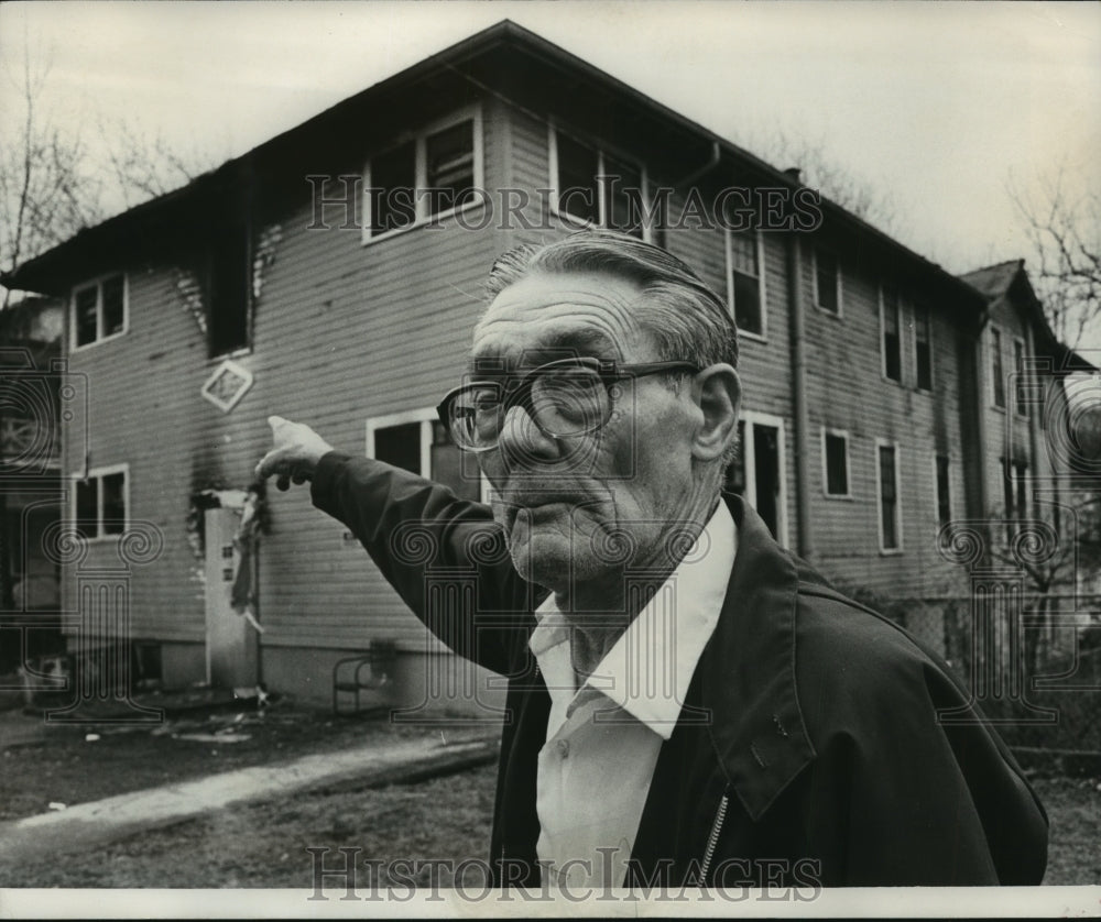 1978 Press Photo Smith Points to Apartment Fire in Bessemer Where Grandkids Died - Historic Images