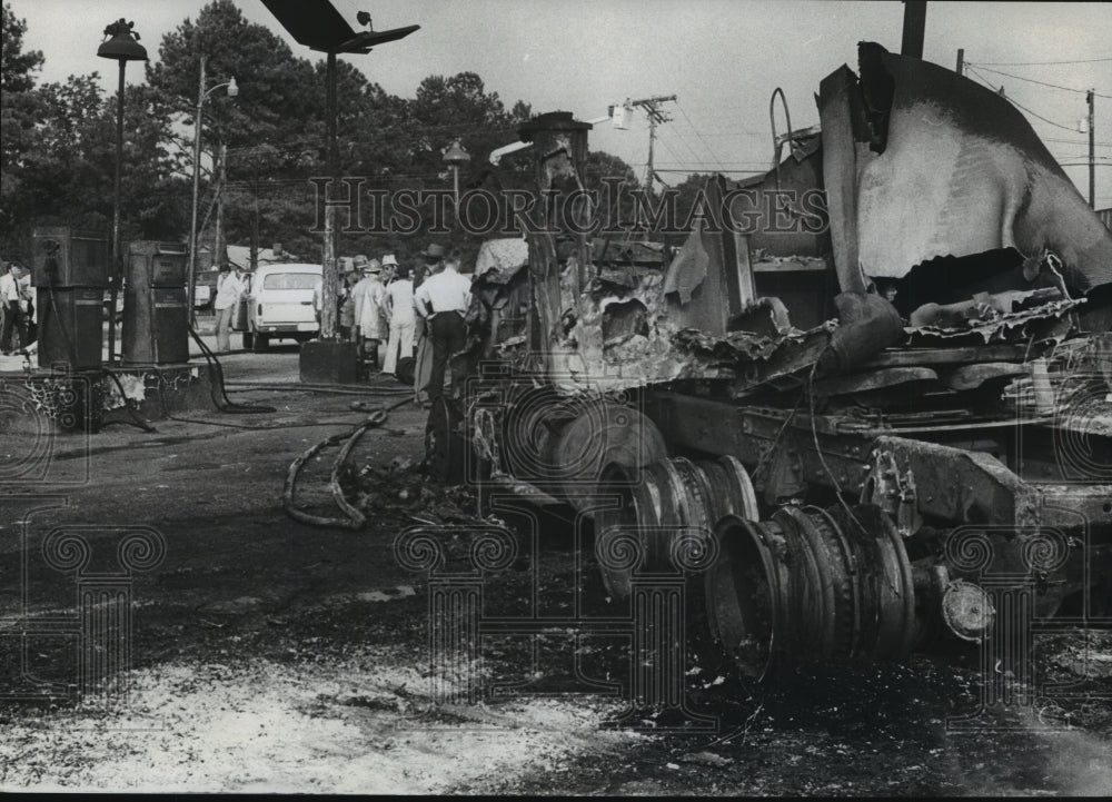 1976 Press Photo Alabama-This is all that's left of tractor after explosion. - Historic Images