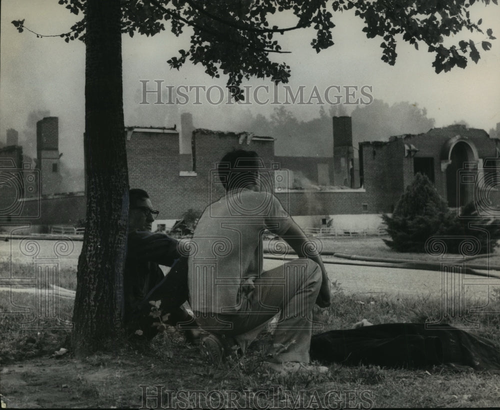 1970 Press Photo Alabama-Volunteers rest after battle with Etowah school fire. - Historic Images