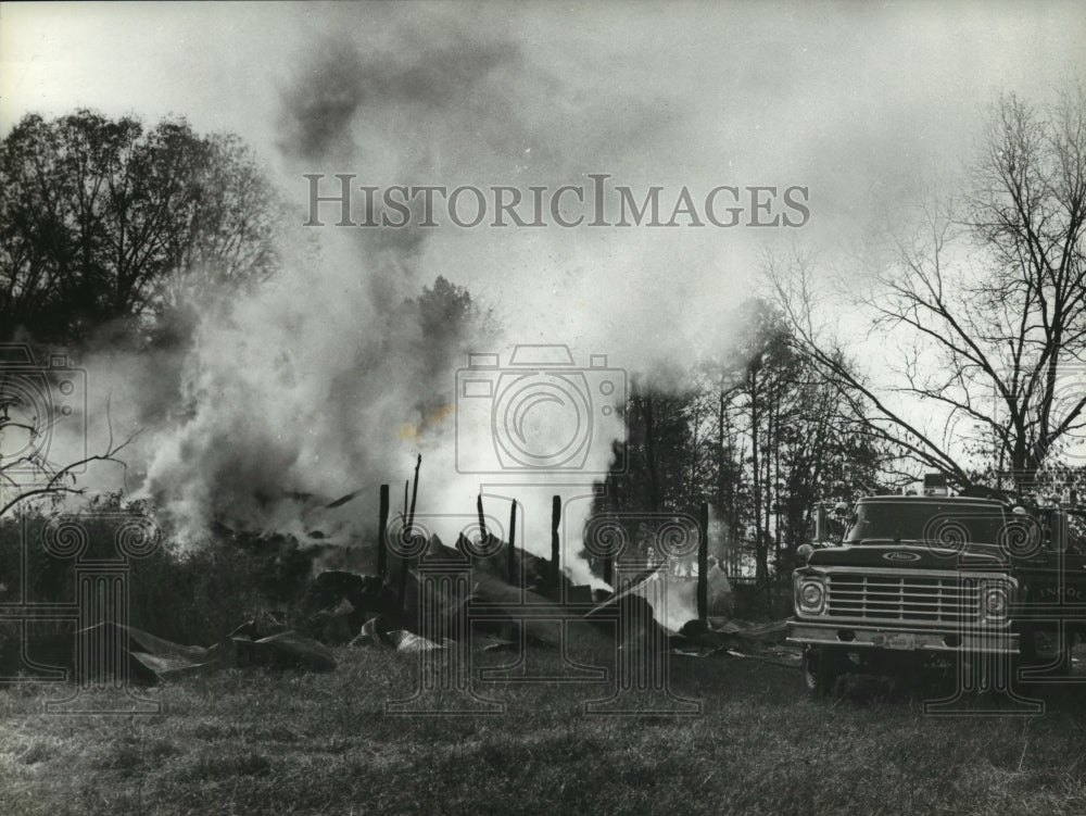 1978 Press Photo Alabama-Smoke billows from ruins of Talladega County barn fire. - Historic Images