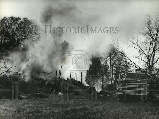 1978 Press Photo Alabama-Smoke billows from ruins of Talladega County barn fire. - Historic Images