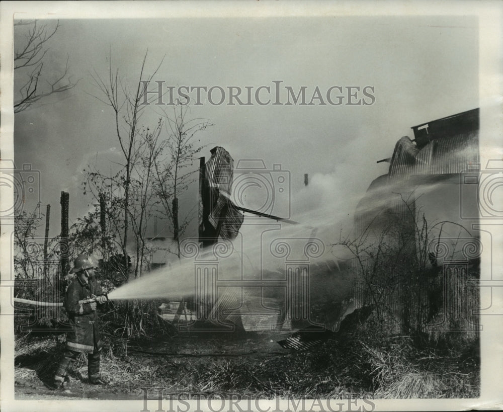 1977 Press Photo Alabama-Montevallo fireman battles car lot blaze. - abna09905 - Historic Images