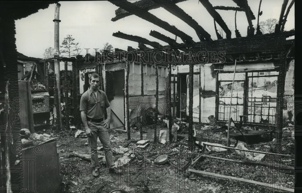 1978 Press Photo Alabama-Wayne Sellers at his home destroyed by a second fire. - Historic Images