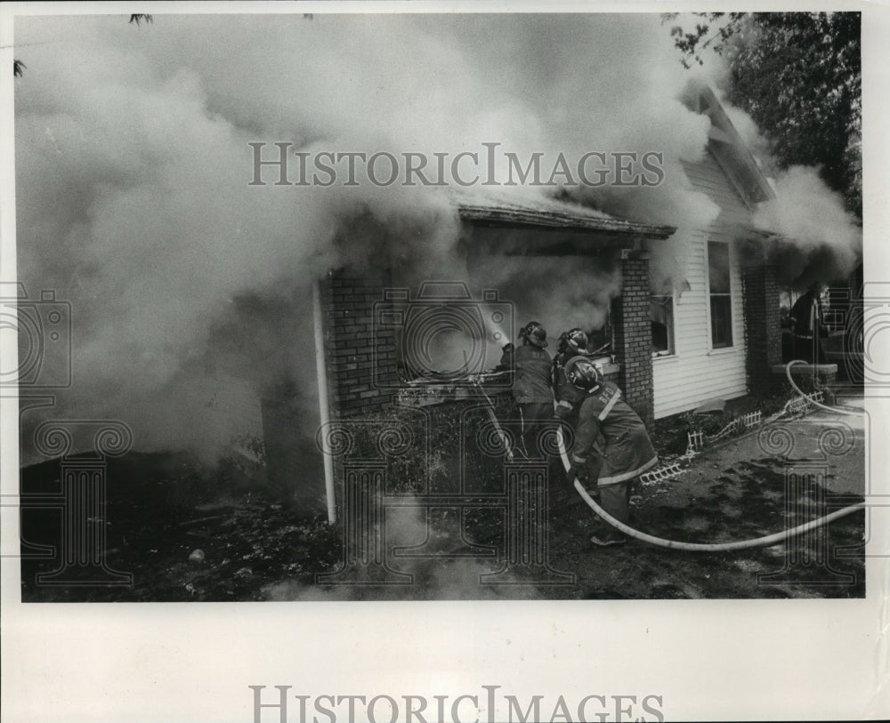 1988 Press Photo Alabama-Birmingham firemen spray water on house fire. - Historic Images