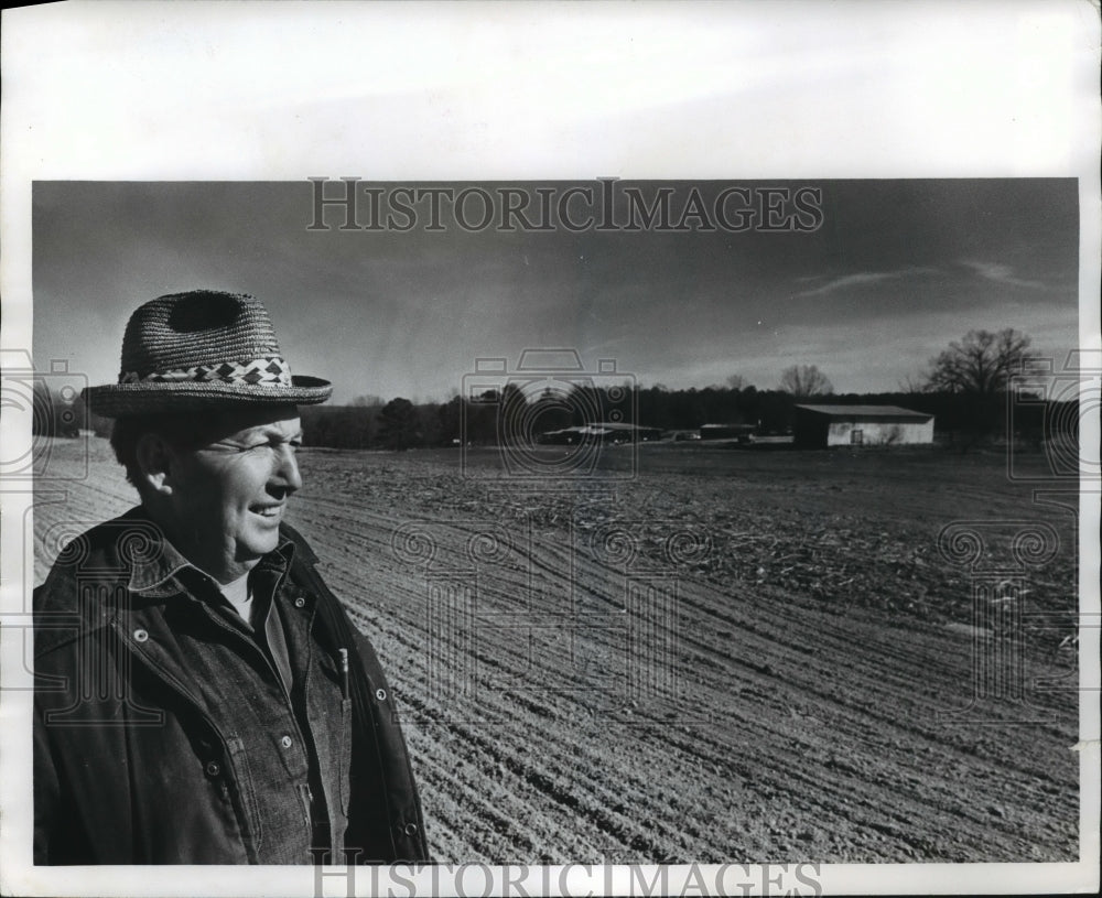 1977 Press Photo Alabama resident looks over his farm land. - abna09940 - Historic Images