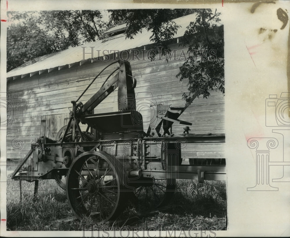 1976 Press Photo Antique farm implements old hay press as seen on plantations. - Historic Images