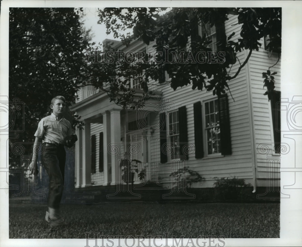 1969 Alabama-James Mann Eriwin Jr. at Eutaw's Oliver-Ervin Home, - Historic Images