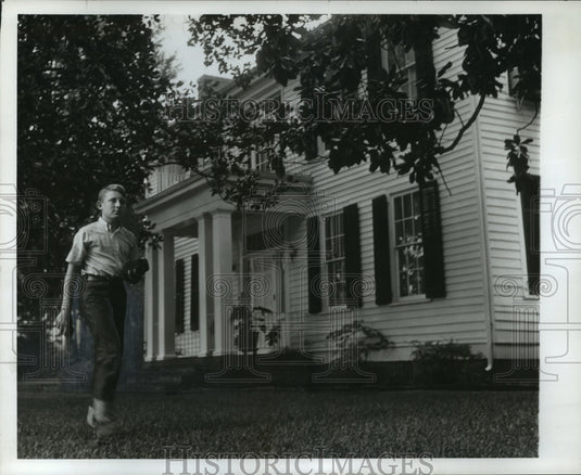 1969 Alabama-James Mann Eriwin Jr. at Eutaw's Oliver-Ervin Home, - Historic Images