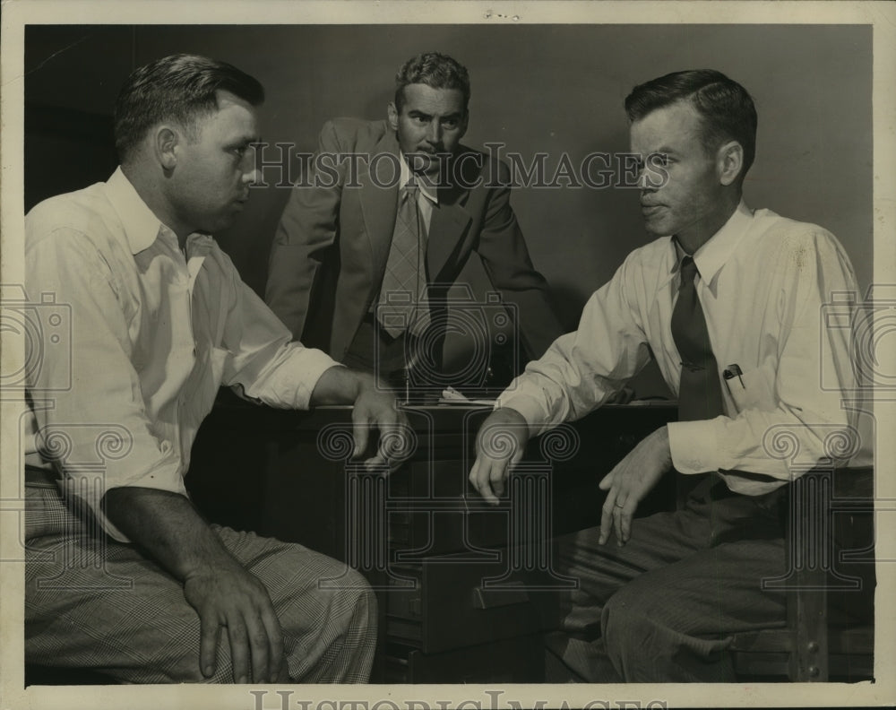 1948 Press Photo Alabama-Birmingham war hero, Eugene (Red) Erwin with others. - Historic Images