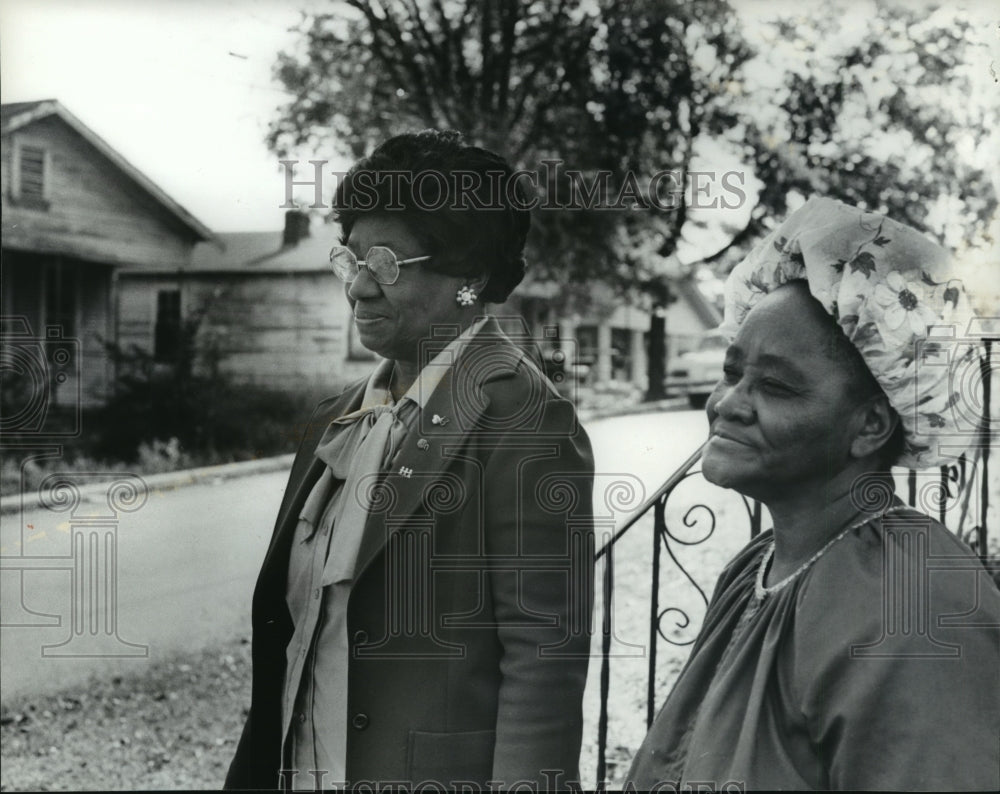 1980 Press Photo Alabama-Lorenda Gibbs and Marie Lewis in Fairfield neighbor. - Historic Images