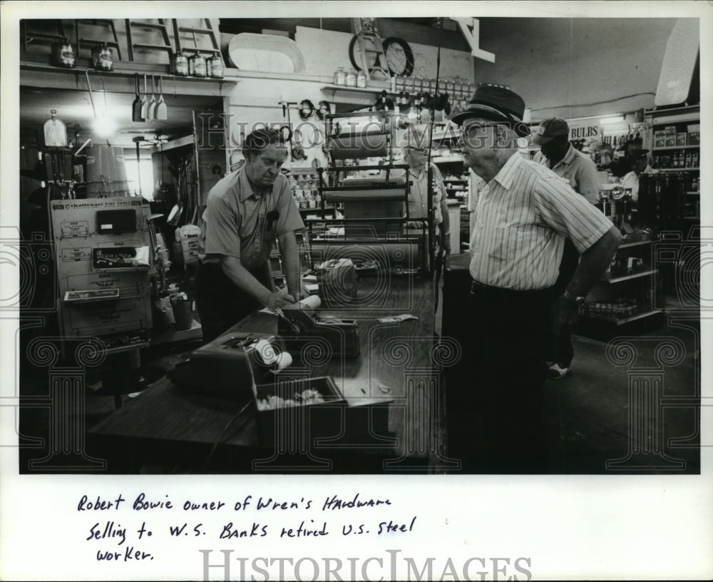 1980 Press Photo Alabama-Fairfield-Robert Bowie makes sale to W.S. Banks. - Historic Images