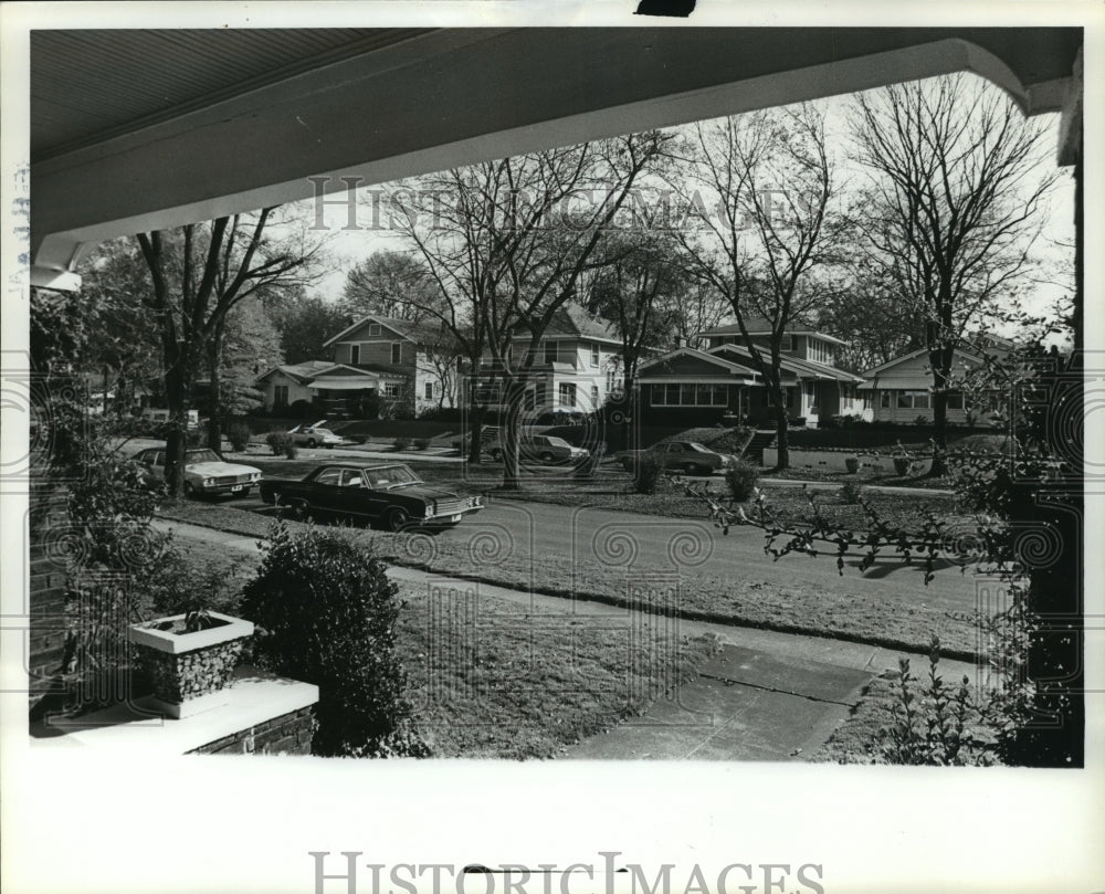 1979 Press Photo Alabama-Houses and cars along Parkway Avenue in Fairfield. - Historic Images