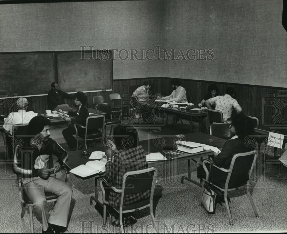 1980 Press Photo Alabama-Men being interviewed for job at U.S. Steel, Fairfield. - Historic Images