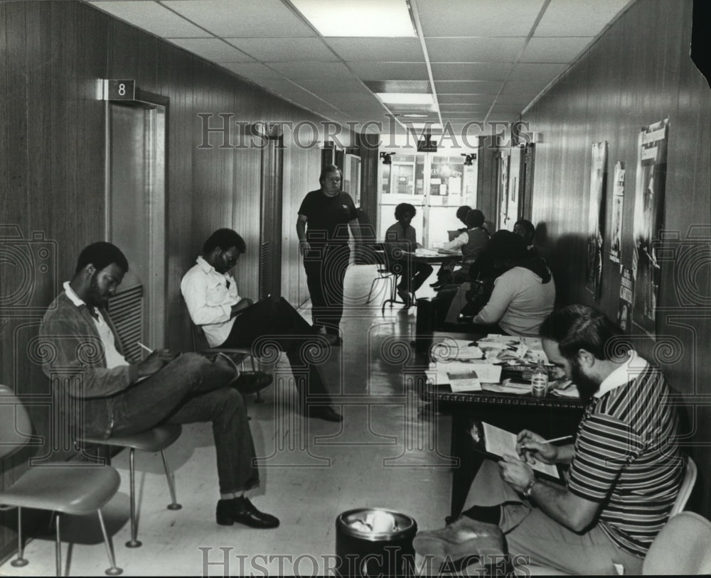 1980 Press Photo Alabama-Workers fill out applications at U.S. Steel, Fairfield. - Historic Images